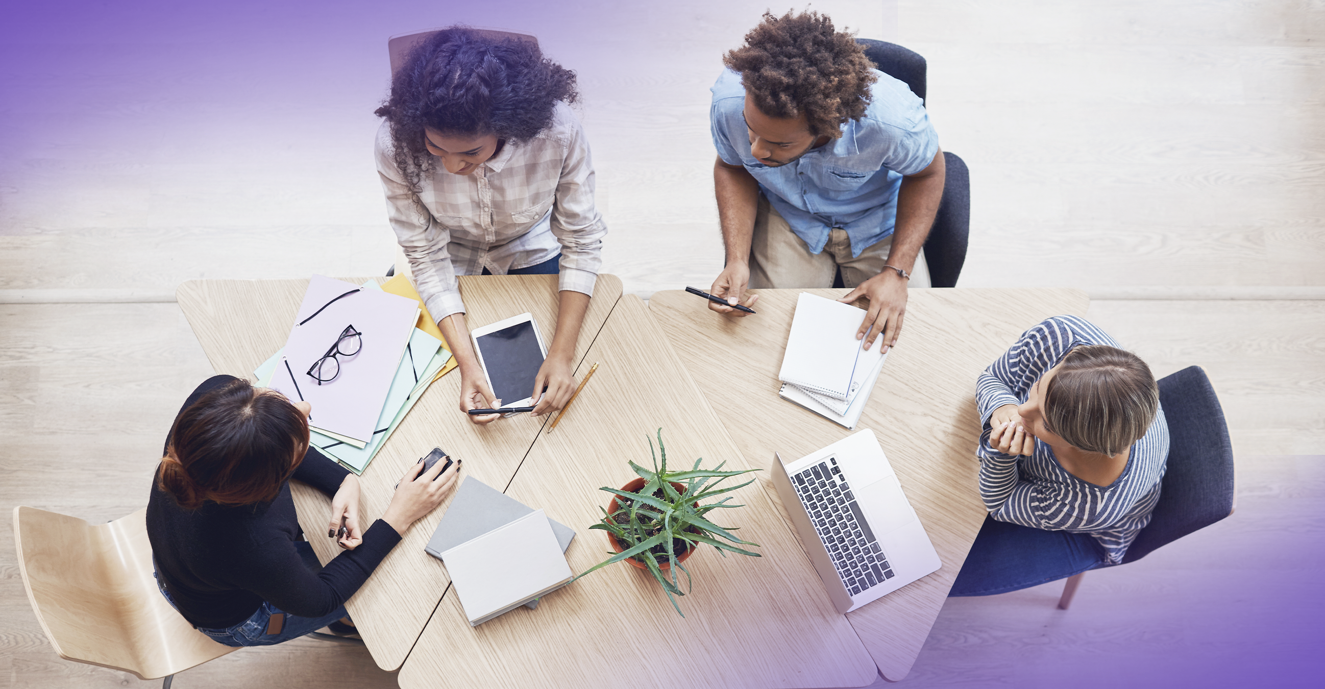 Equipo de senda trabajando en conjunto